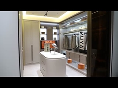 Une marche intelligente moderne dans le placard