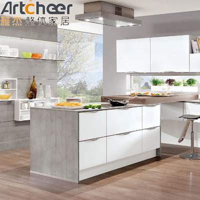acheter Armoires de cuisine en bois massif blanc en forme de L avec conception de conception de stockage de pantry en WPC fabrication en ligne