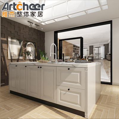 Armoire de cuisine blanche de style traditionnel avec construction en bois massif et carcasse en contreplaqué