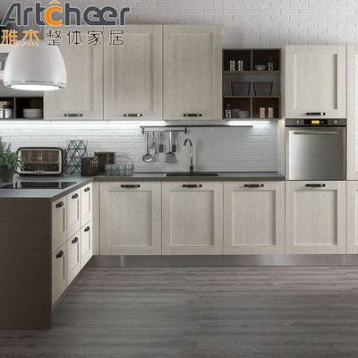 Armoire de cuisine en bois de design minimaliste avec demi-nose et armoire gris clair