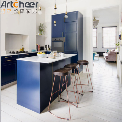 Une île de cuisine extérieure traditionnelle durable avec un haut en marbre et un design lumineux suspendu