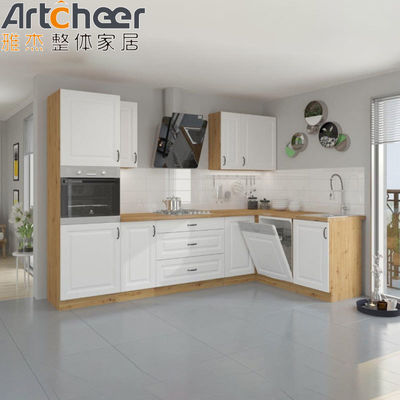 Armoires de cuisine modernes et éclaboussures en pierre artificielle pour les comptoirs de design classique