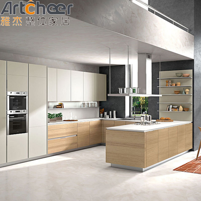 Armoire de cuisine personnalisée moderne en forme de U Porte en placage blanc avec comptoir en pierre de quartz