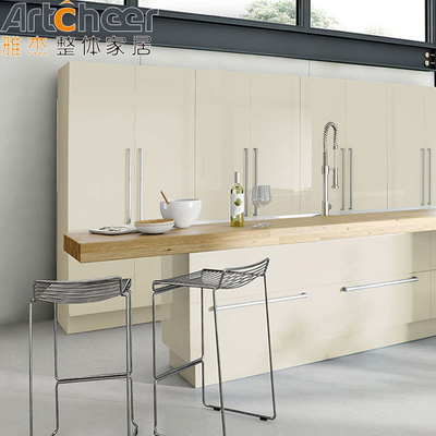 Armoire de cuisine de design moderne et élégant avec poubelle et panier euro