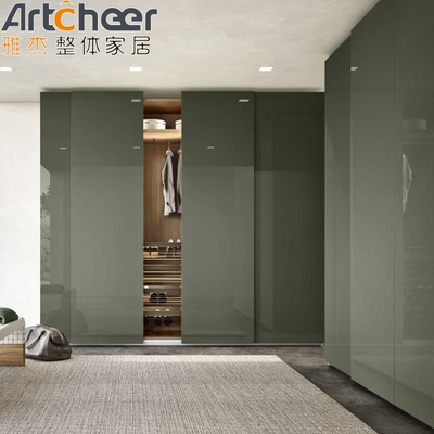 Armoire à porte coulissante de taille personnalisée en finition laque haute brillance avec effet miroir