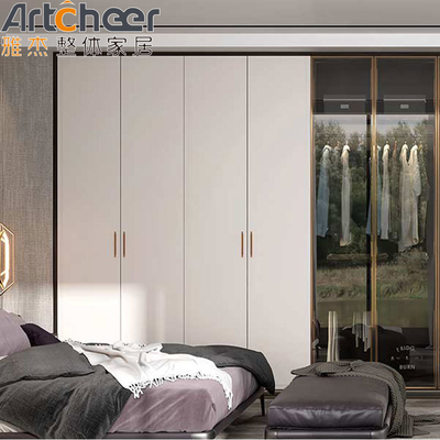 Combinaison de chambre d'enfant Armoire avec design moderne et finition de porte en verre à l'hôtel