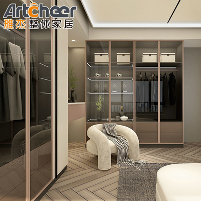 Créez un placard chic avec une armoire avec des portes en verre et des accessoires