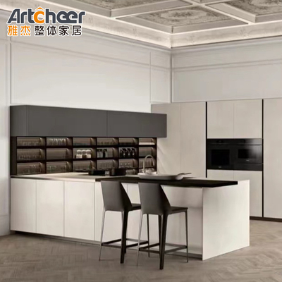 Armoires de base Armoire de cuisine avec une île de style italien et une table en pierre de quartz